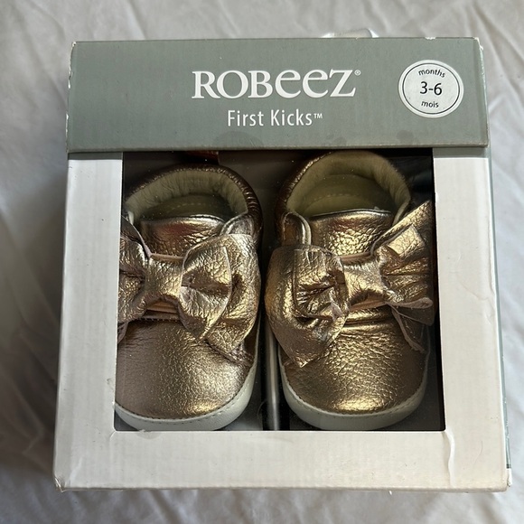 Robeez - NWT - fancy Gold Baby Shoes - Picture 1 of 2